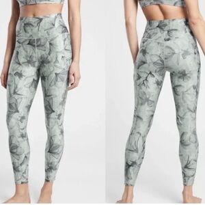 Athleta Salutation Stash Pocket 7/8 Legging Size XS Floral Athleisure Yoga